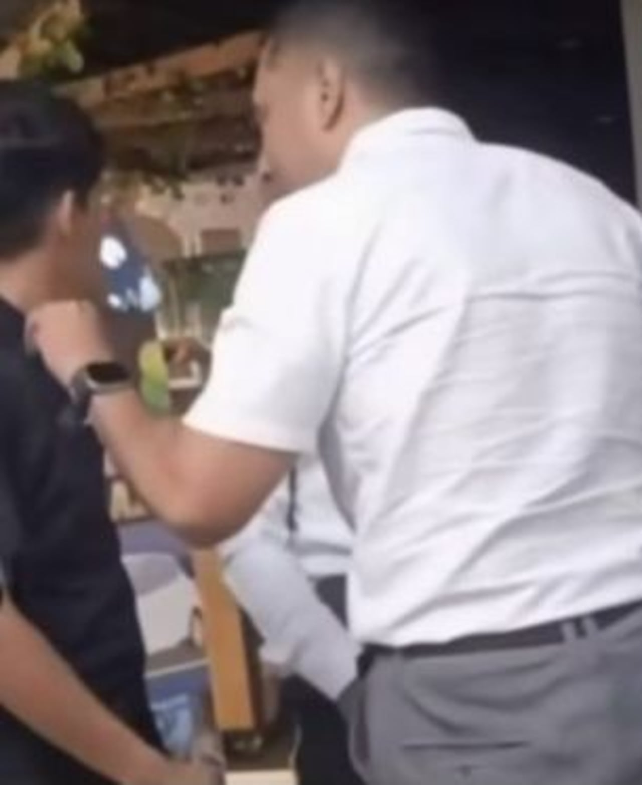 En la fachada del supermercado donde ocurrió el altercado. La víctima, un empleado que cumplía con sus funciones, recibió apoyo de la comunidad tras conocerse las imágenes del incidente.