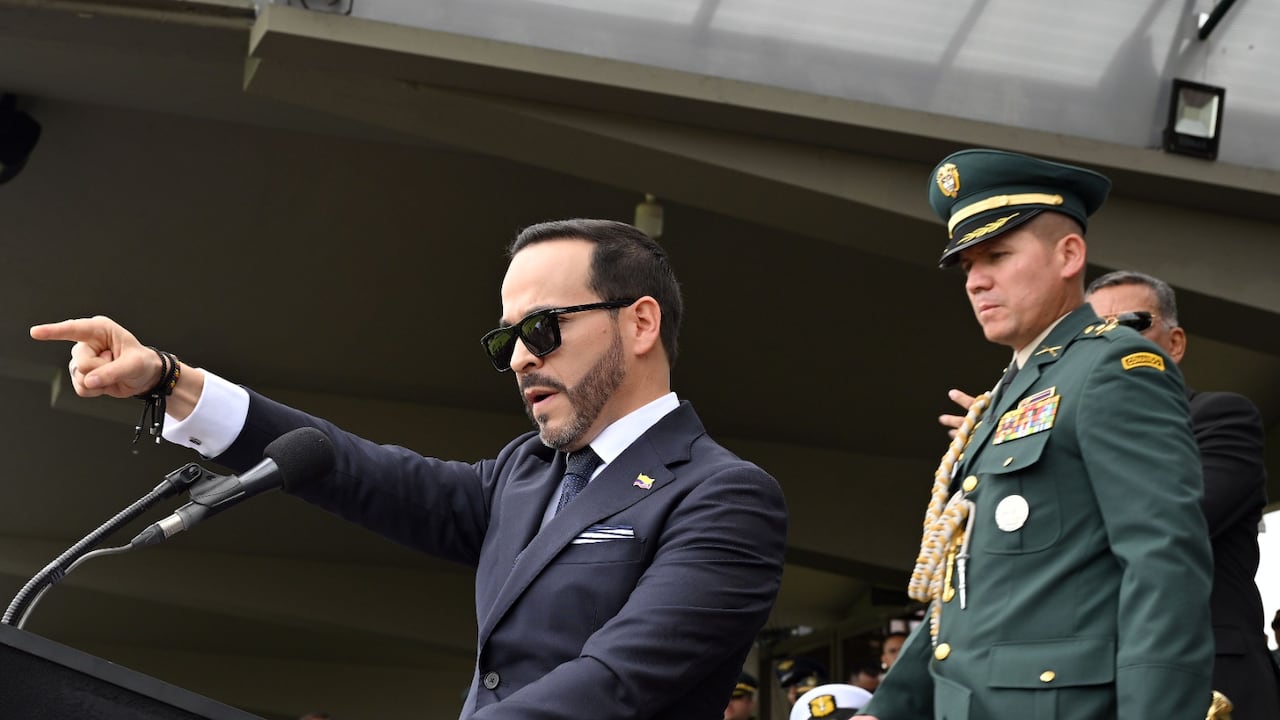 ABelardo de la Espriella presidente de Colombia toma de Mando de los comandantes del Ejército, la fuerza aérea, Armada Nacional y Policía Nacional. Reconocimiento de tropas en la Escuela Militar José María Córdoba.