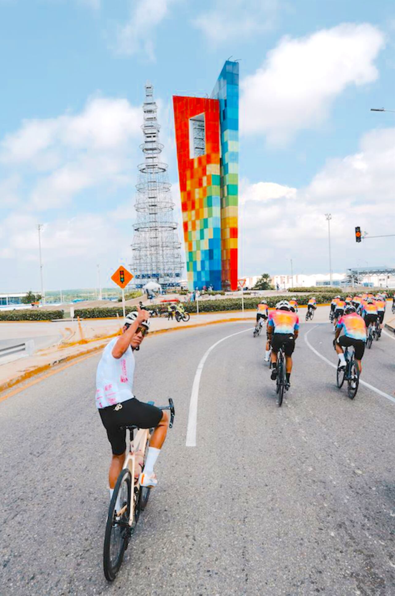 Rigoberto Urán (der.) durante su Giro en la ciudad de Barranquilla.