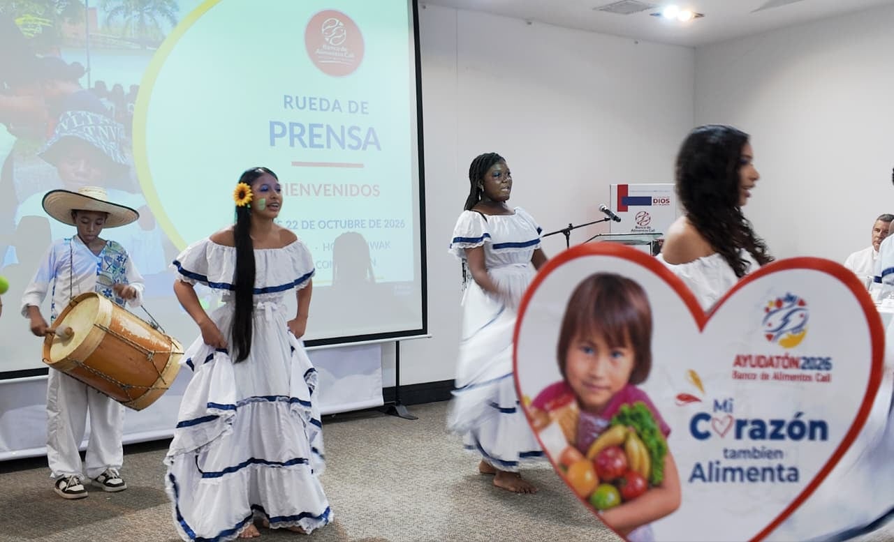 Medios de comunicación y empresarios se reunieron en el lanzamiento de la cuarta edición de la Ayudatón, iniciativa que culminará en la Arena USC.