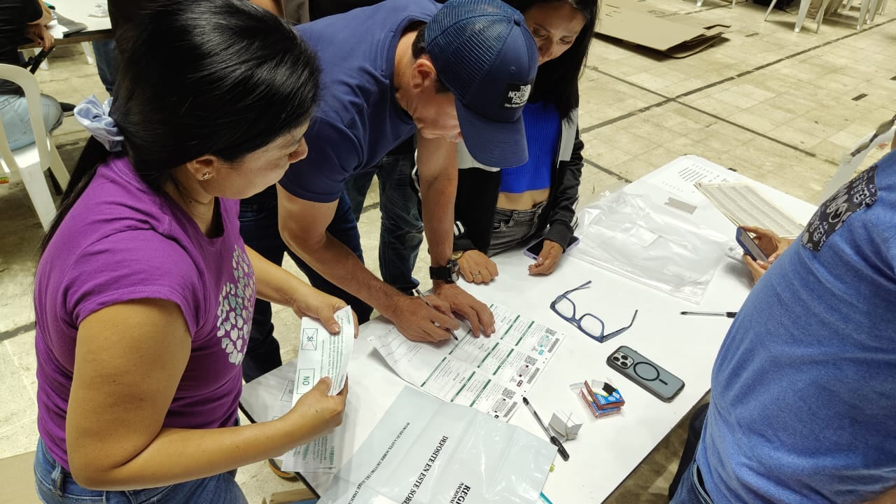 Jurados hacen preconteo de votos