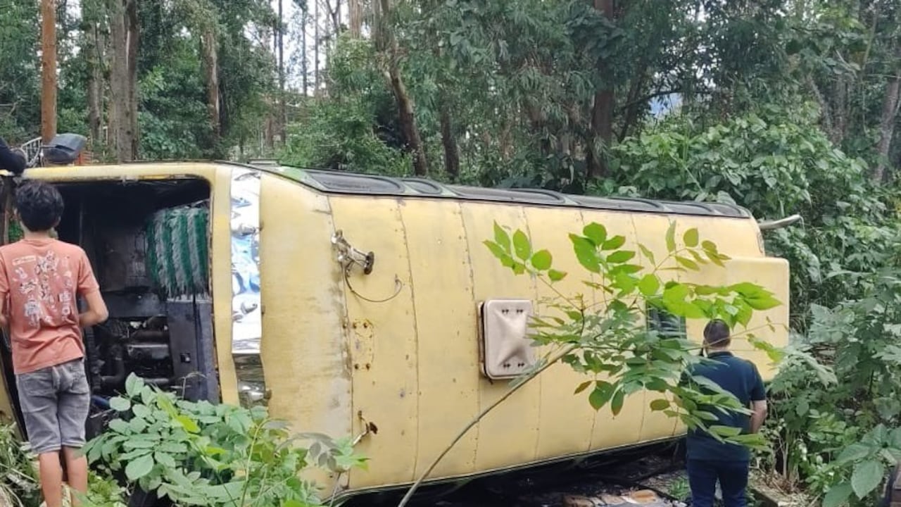 Un bus, al parecer perdió los frenos y se accidentó en el municipio de Lourdes, Santander. Transportaba niños. Foto: tomada de redes.