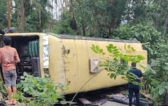 Un bus, al parecer perdió los frenos y se accidentó en el municipio de Lourdes, Santander. Transportaba niños. Foto: tomada de redes.