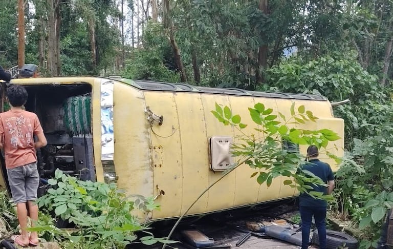Un bus, al parecer perdió los frenos y se accidentó en el municipio de Lourdes, Santander. Transportaba niños. Foto: tomada de redes.