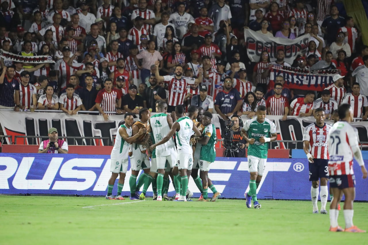 Jugadores del Deportivo Cali celebran el primer gol ante el Junior de Barranquilla.