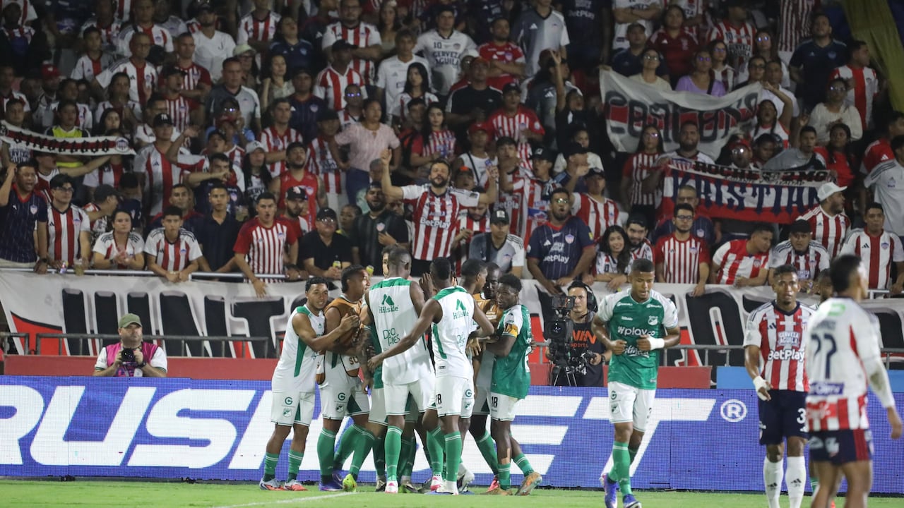 Jugadores del Deportivo Cali celebran el primer gol ante el Junior de Barranquilla.