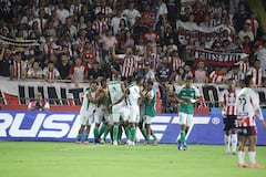 Jugadores del Deportivo Cali celebran el primer gol ante el Junior de Barranquilla.