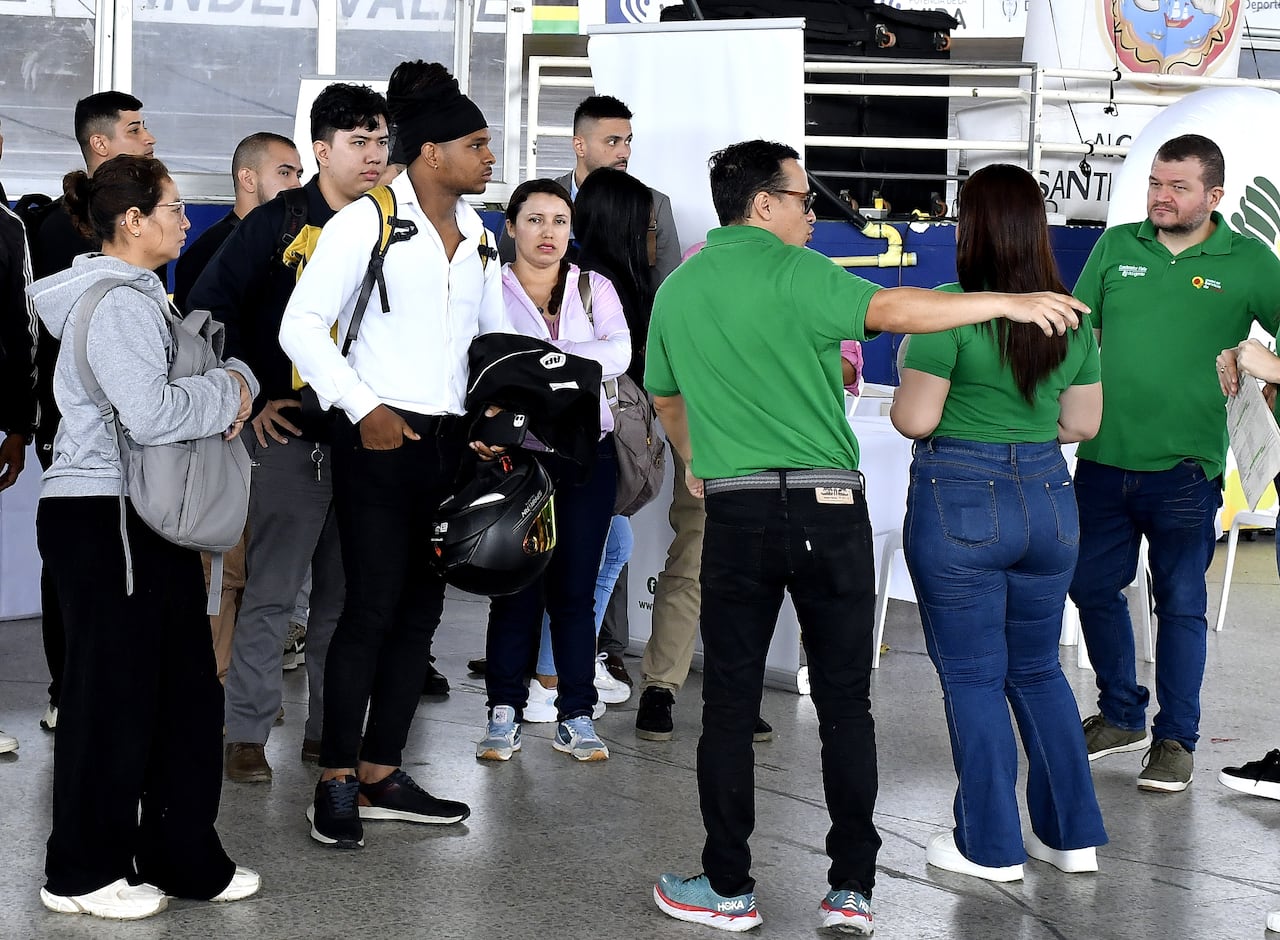 La Feria de Empleo ‘Más Empleos Cali’ reunió a empresas de sectores clave como transporte, seguridad, comercio, salud y atención al cliente, ofreciendo 1500 vacantes para facilitar el acceso a empleo formal en la ciudad. Fotos Raúl Palacios / El Pais.