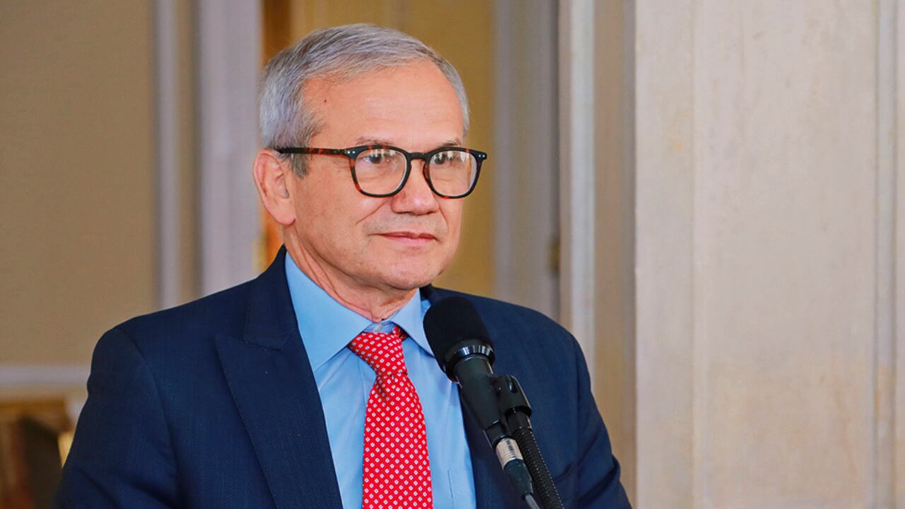 Carlos Ramón González, exdirector del DNI, estaba preocupado por las declaraciones de Olmedo López y Sneyder Pinilla en el escándalo de la UNGRD. González salió del país hace cinco meses.