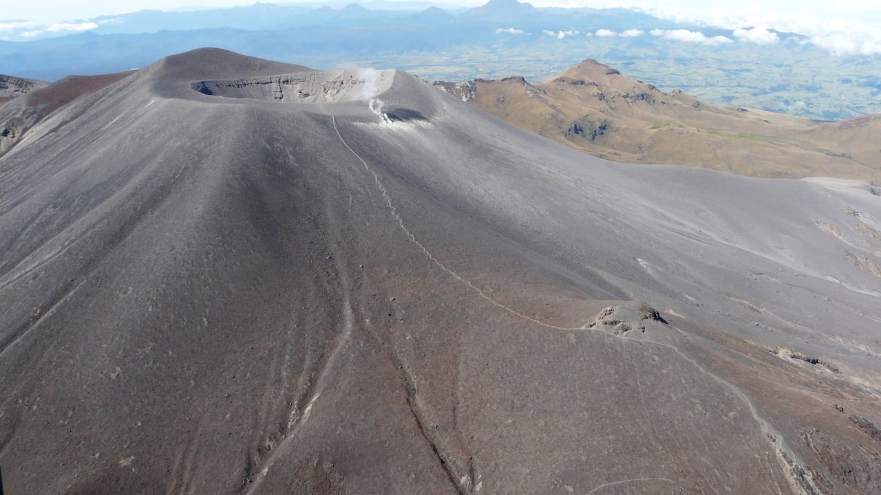 La Alcaldía de Puracé informó sobre la caída de ceniza en sectores cercanos al volcán Puracé y reiteró que la cadena volcánica Los Coconucos continúa en alerta amarilla bajo monitoreo permanente del Servicio Geológico Colombiano.
