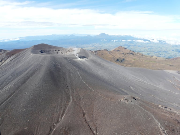 La Alcaldía de Puracé informó sobre la caída de ceniza en sectores cercanos al volcán Puracé y reiteró que la cadena volcánica Los Coconucos continúa en alerta amarilla bajo monitoreo permanente del Servicio Geológico Colombiano.
