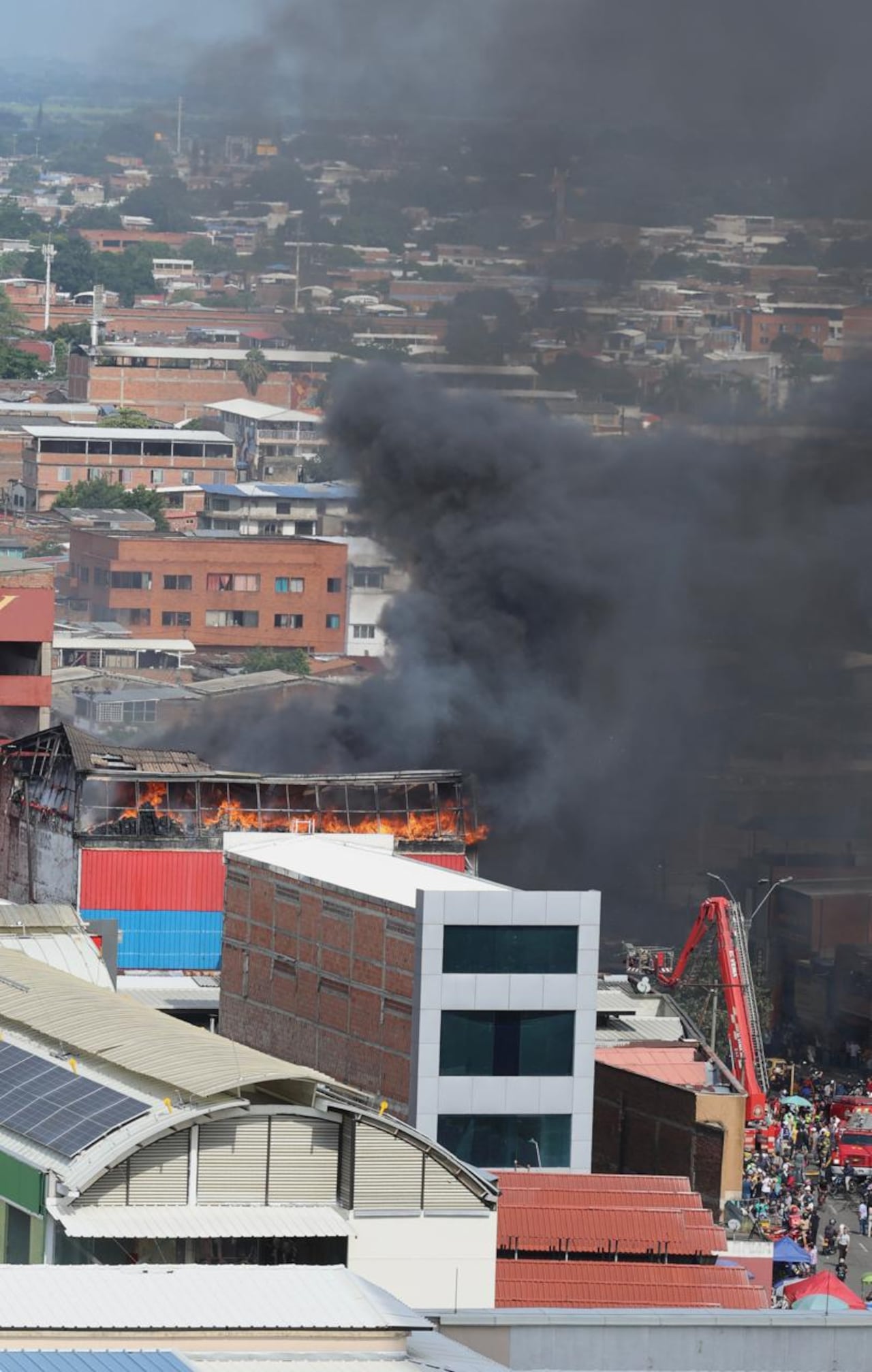 Un incendio de gran magnitud consumió la parte superior de un establecimiento comercial ubicado en la Carrera 10 con Calle 15, en el barrio Sucre, pleno centro de Cali
