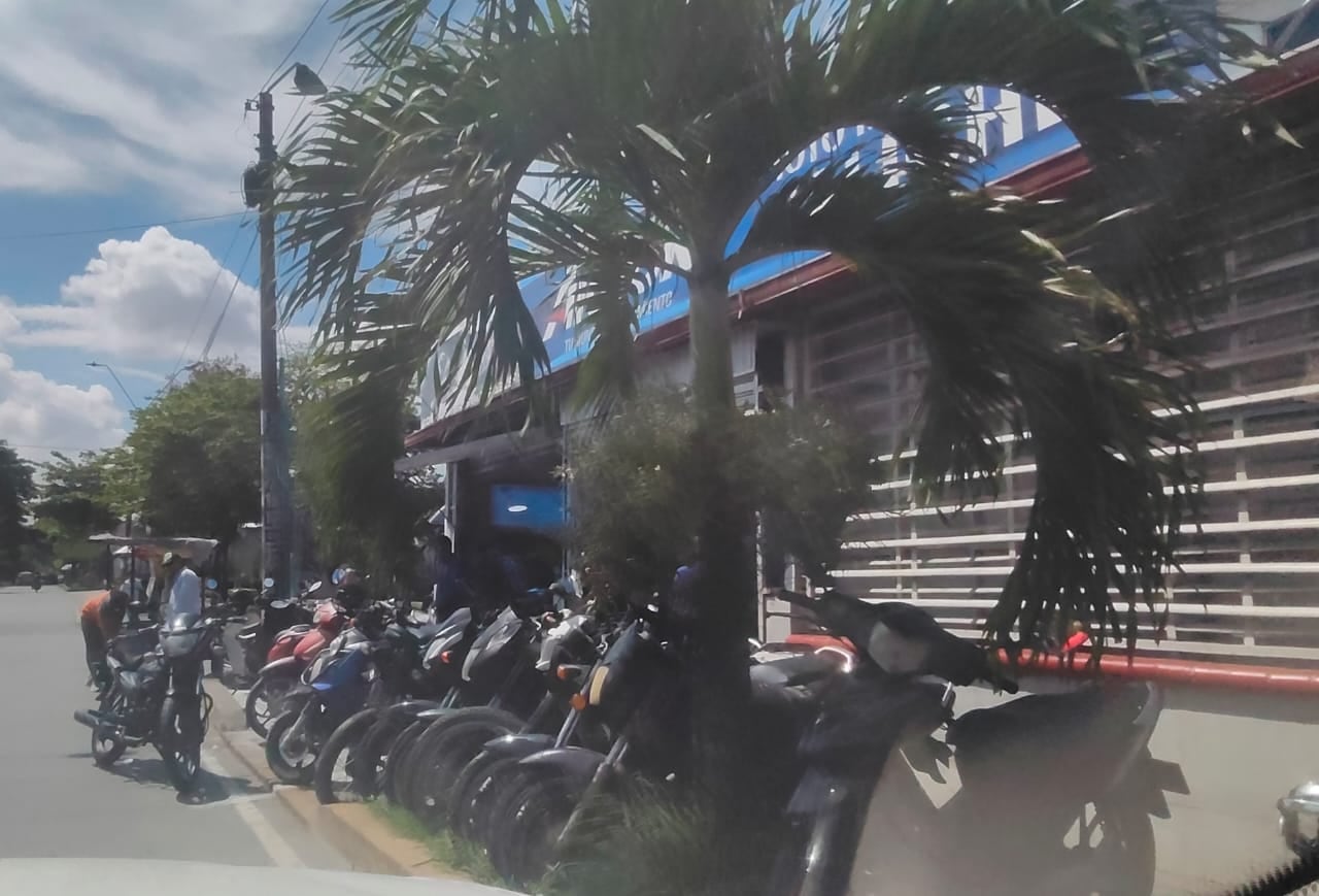 Vecinos de Ciudad Modelo denuncian que motocicletas en reparación ocupan el andén y parte de la vía frente a un taller del sector.
