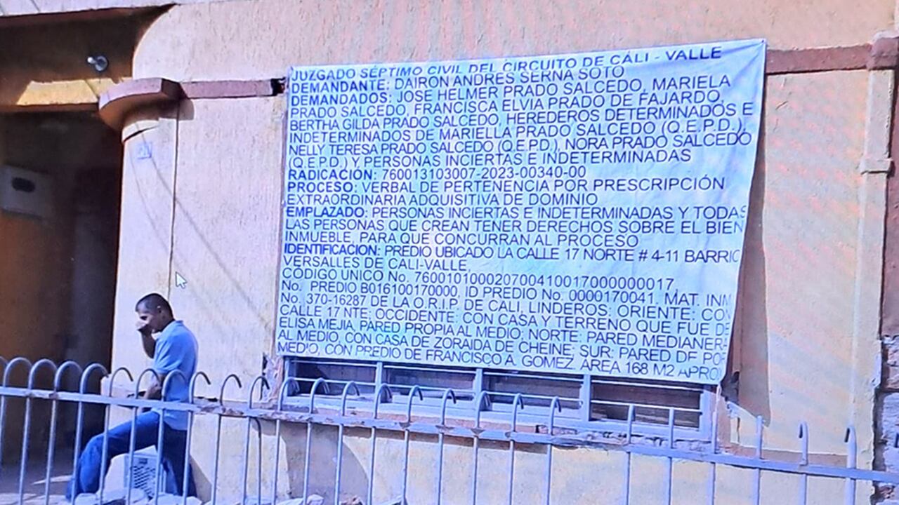 Esta es la pancarta que permanece colgada en el inmueble, aunque recogida, en el que los poseedores citan a quienes crean que tiene derecho sobre la casa.
Foto suministrada por la familia Prado / El País
