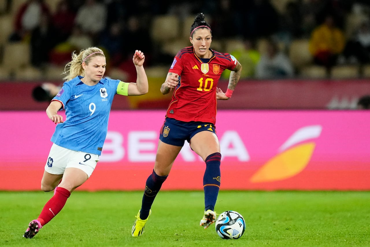 La española Jennifer Hermoso corre con el balón lejos de la francesa Eugenie Le Sommer, izquierda, durante la final de la Liga de Naciones Femenina entre España y Francia en el estadio La Cartuja de Sevilla, España, el miércoles 28 de febrero de 2024. (AP Foto/José bretón)