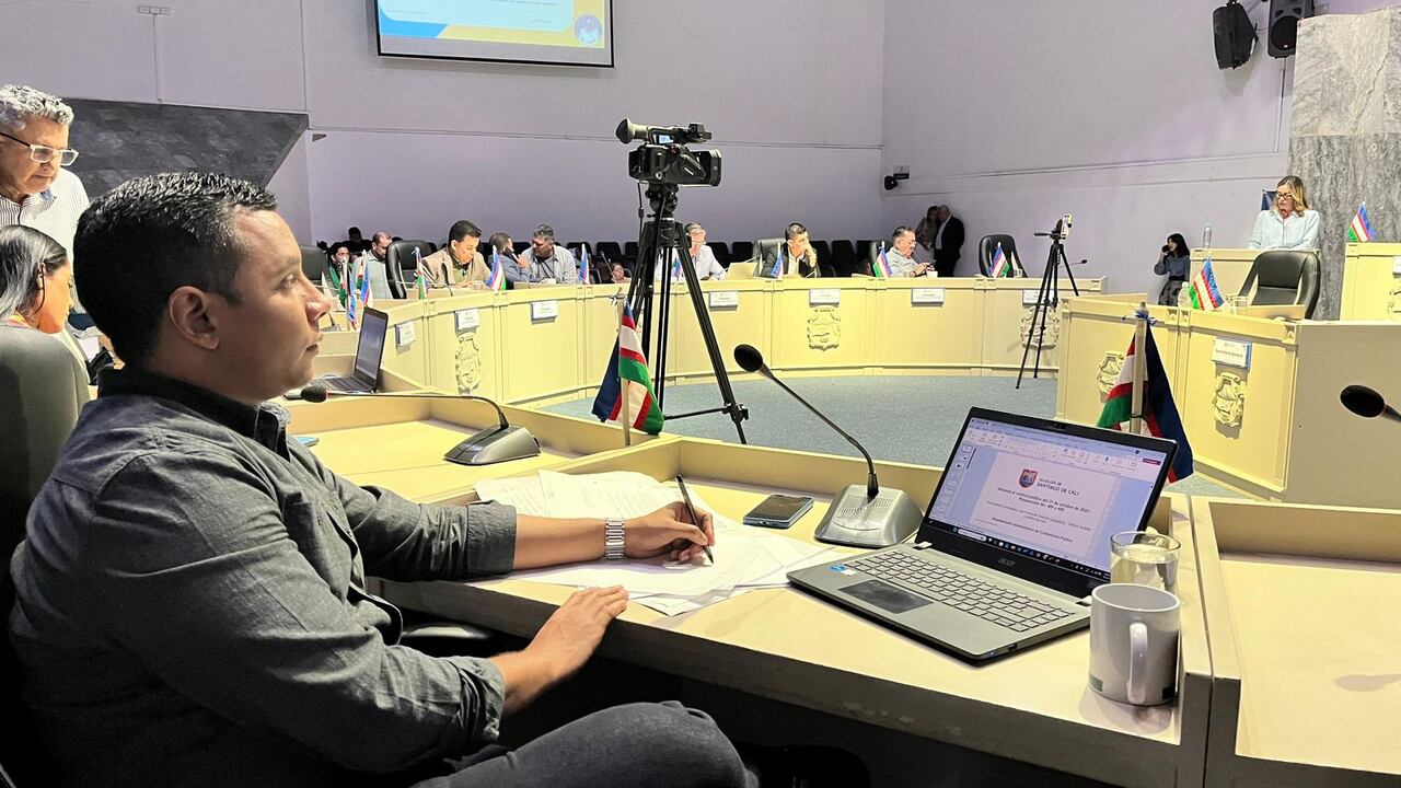 Los concejales hicieron varias críticas a Ana María Martínez, directora del Departamento de Contratación de la Alcaldía.