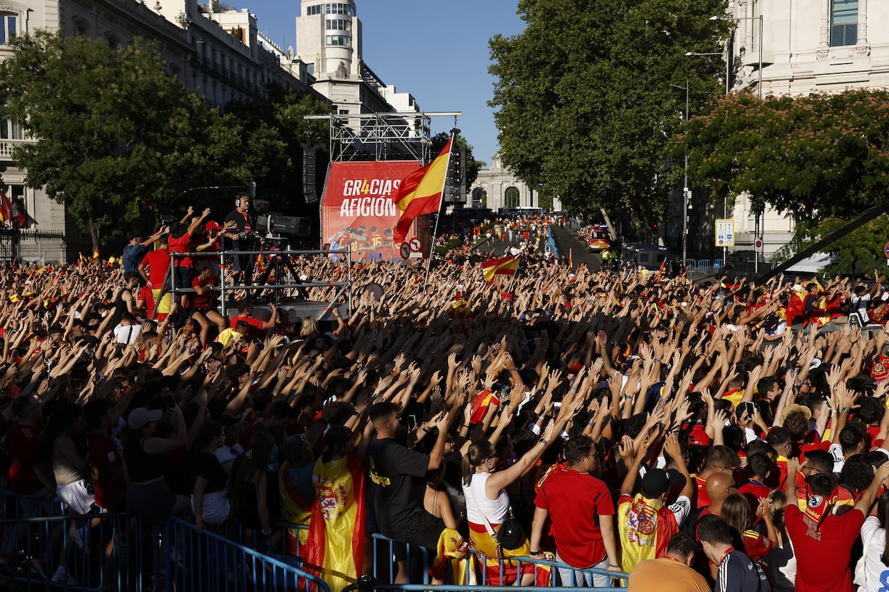 Los aficionados de España se reúnen en la Plaza Cibeles de Madrid, esperando celebrar con los jugadores de la selección española de fútbol, el 15 de julio de 2024, después de que España ganara la final de la UEFA Euro 2024 entre España e Inglaterra. (Photo by OSCAR DEL POZO / AFP)