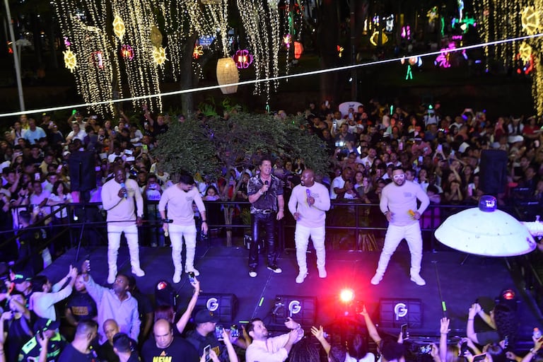 El público vibró con las canciones de Carlos Vives y el Grupo Niche.