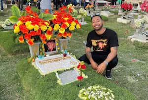 Alex Teherán visita la última morada de su madre Patricia Teherán.