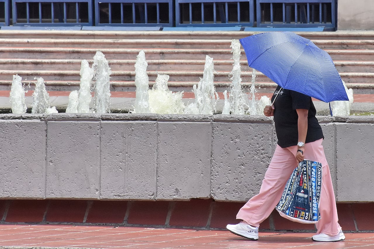 Una temperatura de 31 y una sensación de 33 Grados Centígrados fue lo que se vivió hoy en la ciudad, Los caleños hacen uso de Accesorios como el paraguas para evitar el inclemente sol, que por estos días azota la sucursal del cielo