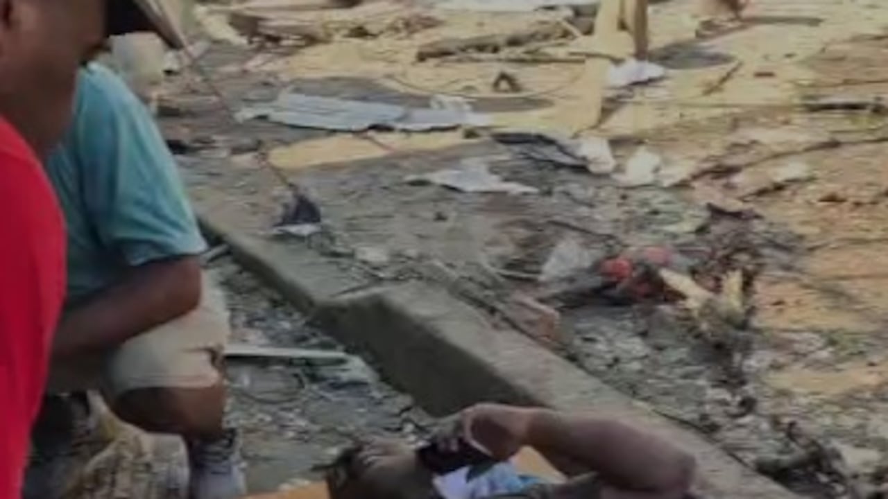 Esta situación se conoció gracias a un vídeo donde se aprecia como los dos policías son atendidos por los pobladores, quienes piden ayuda para ser trasladados a un hospital.