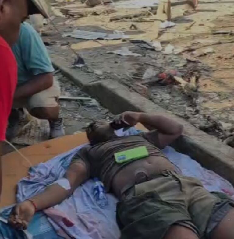 Esta situación se conoció gracias a un vídeo donde se aprecia como los dos policías son atendidos por los pobladores, quienes piden ayuda para ser trasladados a un hospital.