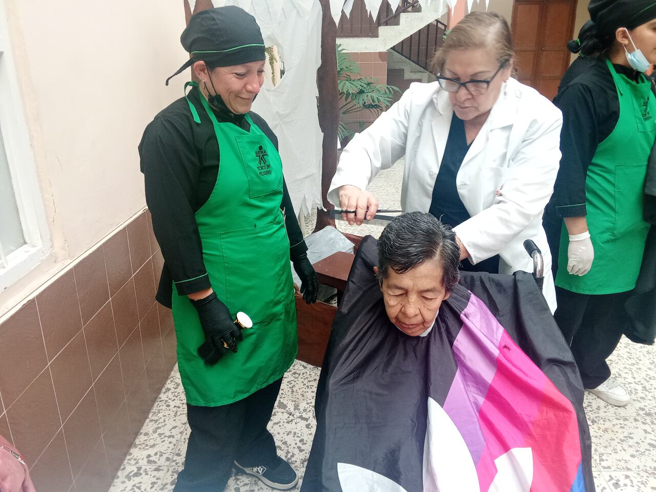 "Muy agradecida con este corte de cabello, gracias a este trabajo de estas muchachas, que de manera amable me ayuda a mejorar mi presentación personal", dijo María Nelly Cortés, una de las abuelas beneficiada de esta jornada.