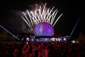 LUCES NAVIDAD, GENTE, PLAZA DE BOLÍVAR, GORROS NAVIDAD