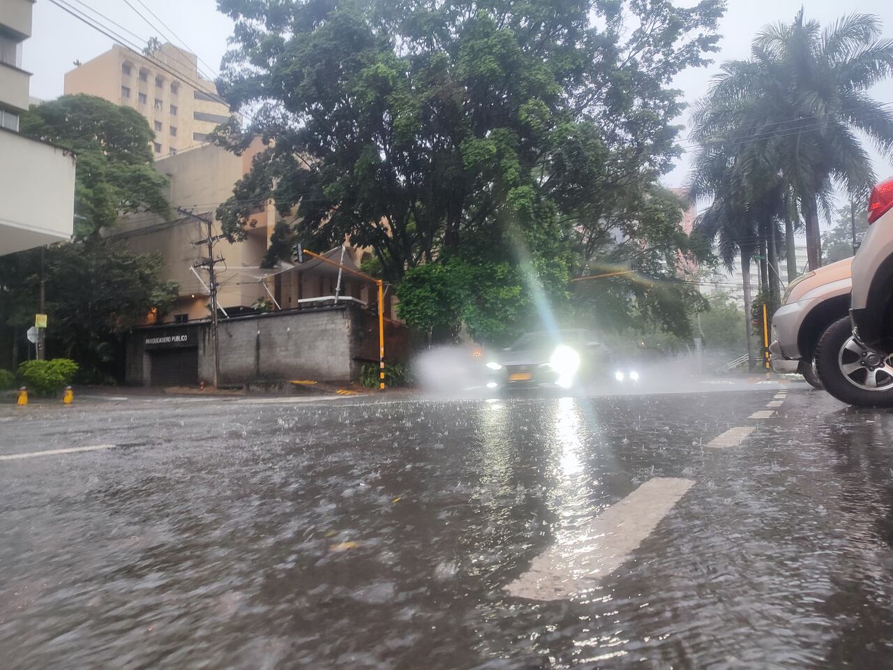 Cali pasada por lluvias durante el fin de semana, con un intenso aguacero amaneció la capital del Valle del Cauca, desde las primeras horas del día. Entre los barrios más afectados se encuentran: Alameda, Junín, Las Granjas, Terrón Colorado, Decepaz, San Judas, Los Lagos y Valle del Lili, a lo que se suma el oeste con el aumento considerable en el caudal del Río Cali. Foto José L Guzmán. EL País febrero 4-24