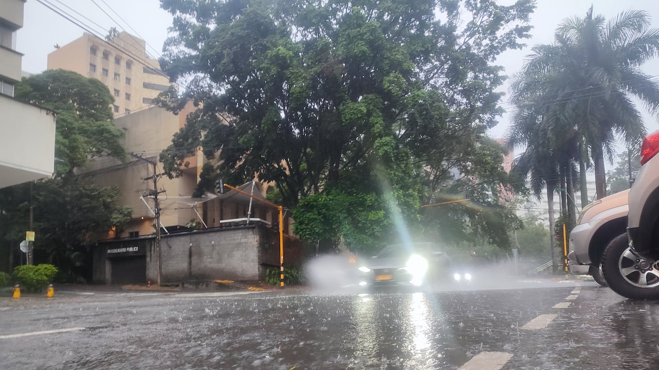 Cali pasada por lluvias durante el fin de semana, con un intenso aguacero amaneció la capital del Valle del Cauca, desde las primeras horas del día. Entre los barrios más afectados se encuentran: Alameda, Junín, Las Granjas, Terrón Colorado, Decepaz, San Judas, Los Lagos y Valle del Lili, a lo que se suma el oeste con el aumento considerable en el caudal del Río Cali. Foto José L Guzmán. EL País febrero 4-24