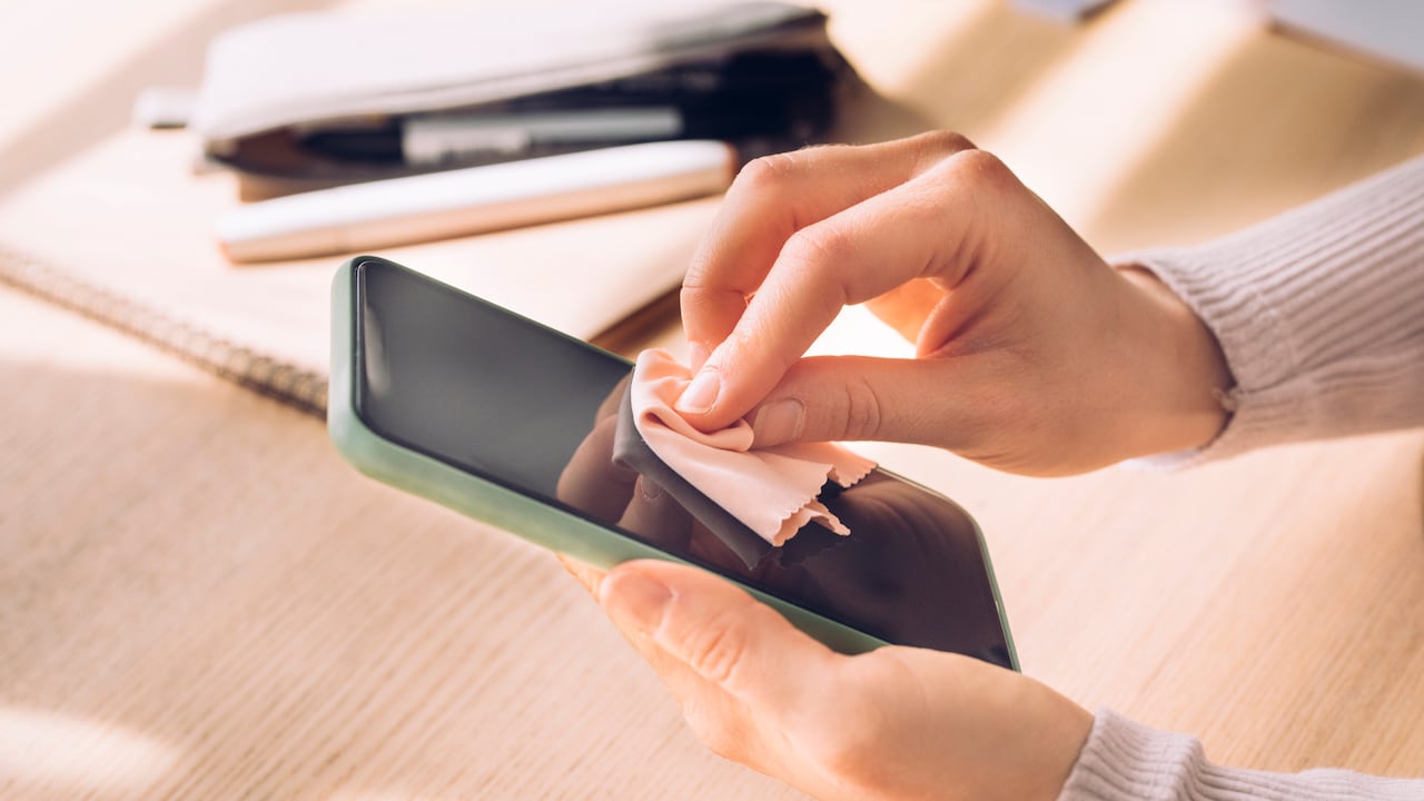 Al limpiar la pantalla del celular, es importante utilizar la técnica adecuada para evitar daños.