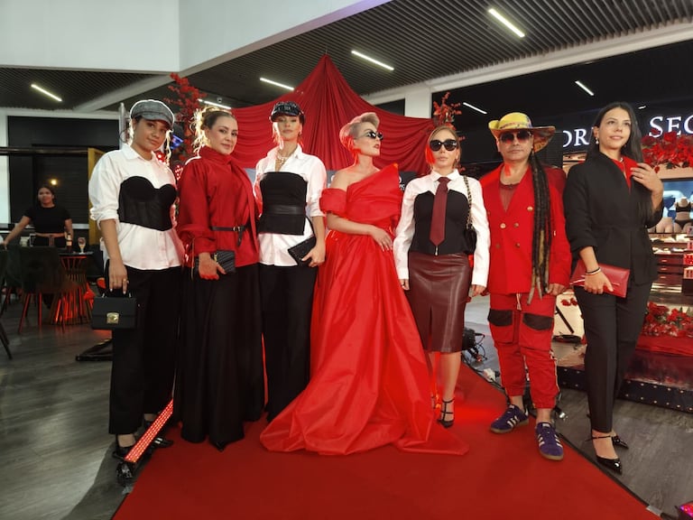 Detalles como bolsos, boinas y accesorios marcaron los looks de los asistentes.