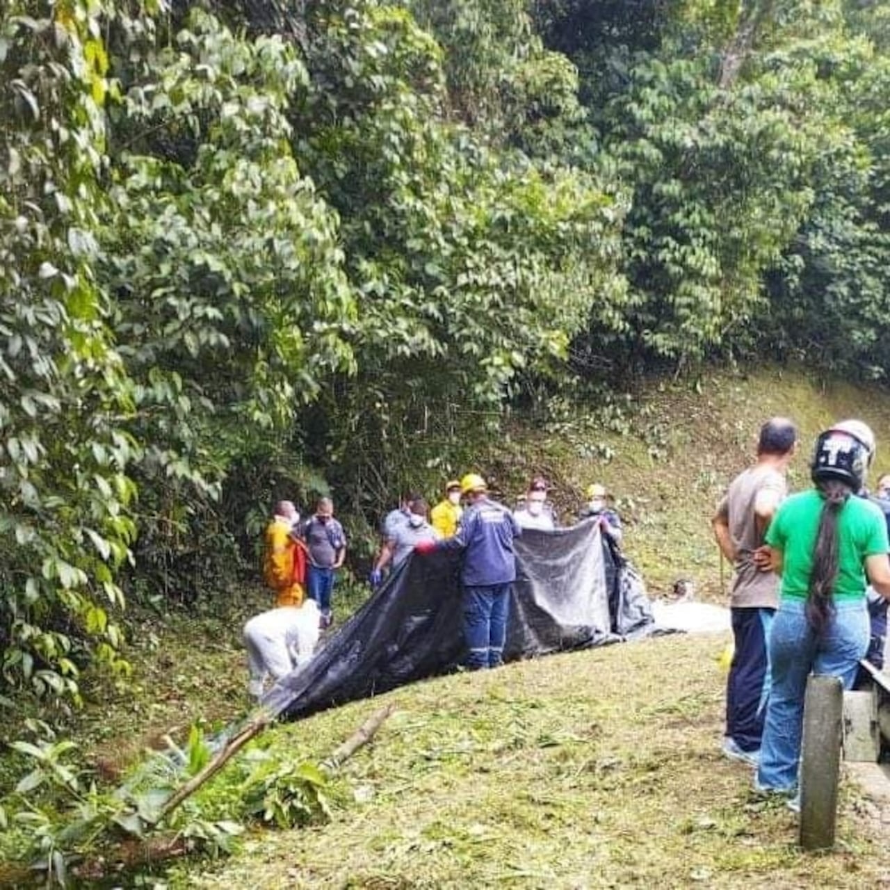 Los cuerpos fueron hallados en una zona boscosa, a la altura del kilómetro 25 de la vía al mar.