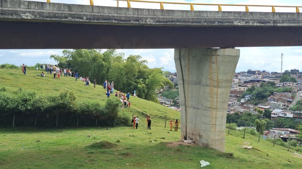 Pobladores de la zona brindan los primeros auxilios a las víctimas del accidente.