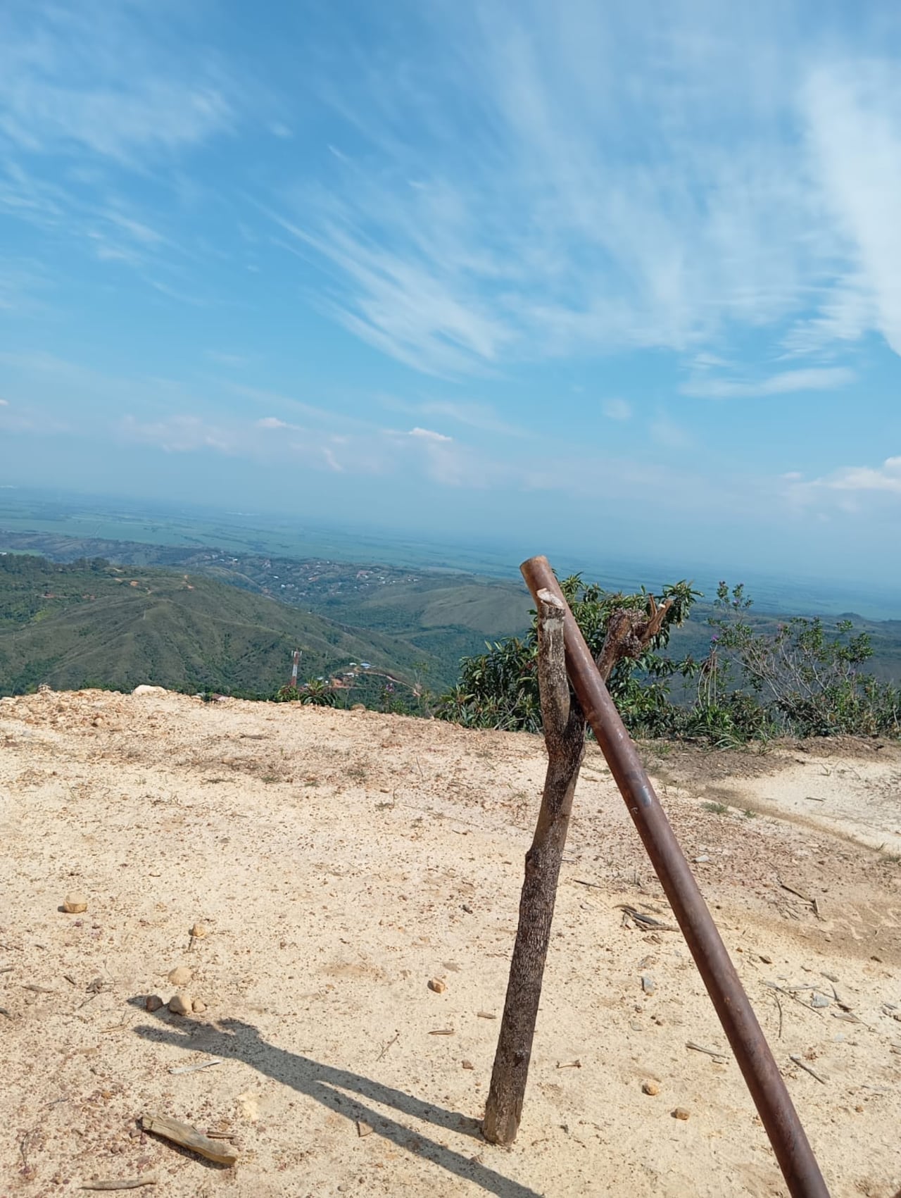 Los disidentes del frente Jaime Martínez de las Farc usaban hasta ramas de árboles como plataformas para el lanzamiento de tatucos contra los soldados que patrullan la zona rural de Jamundí, Valle.