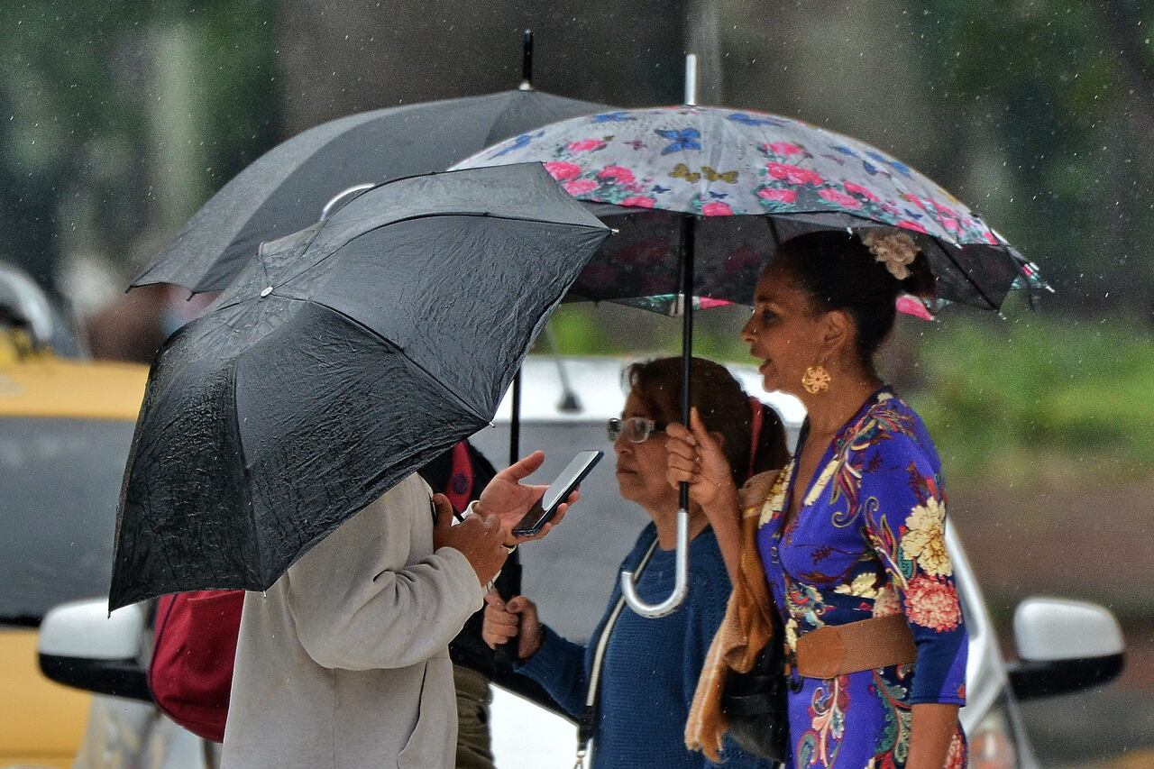 Según los pronósticos del tiempo, se espera un promedio de 15 a 22 días de lluvia en Cali, así que el uso del paraguas es fundamental. Foto Jorge Orozco / El País.