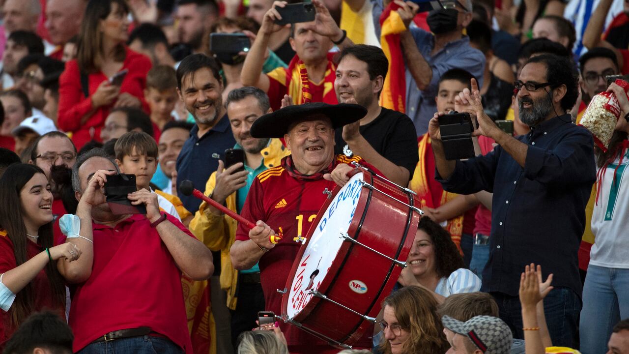 alleció este 1 de mayo, Manolo, el aficionado número uno de la selección española.
(Photo by JORGE GUERRERO / AFP)