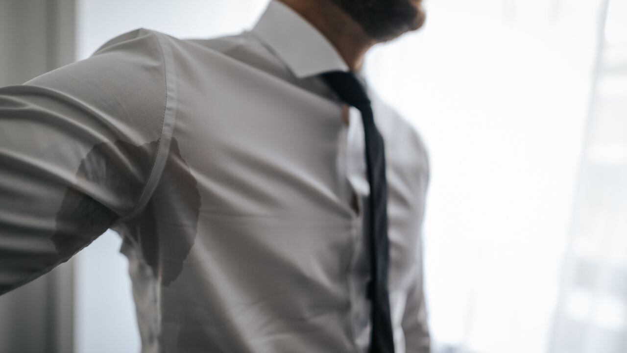 Quitar manchas de sudor de la ropa.