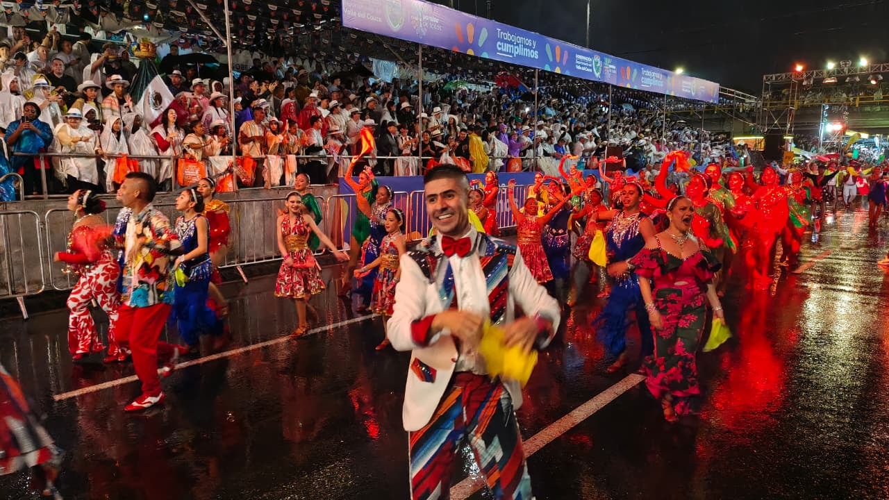 Una ola de artistas envuelta en mil colores fue lo que pudieron apreciar las cerca de 32.000 personas que disfrutaron del Salsódromo.