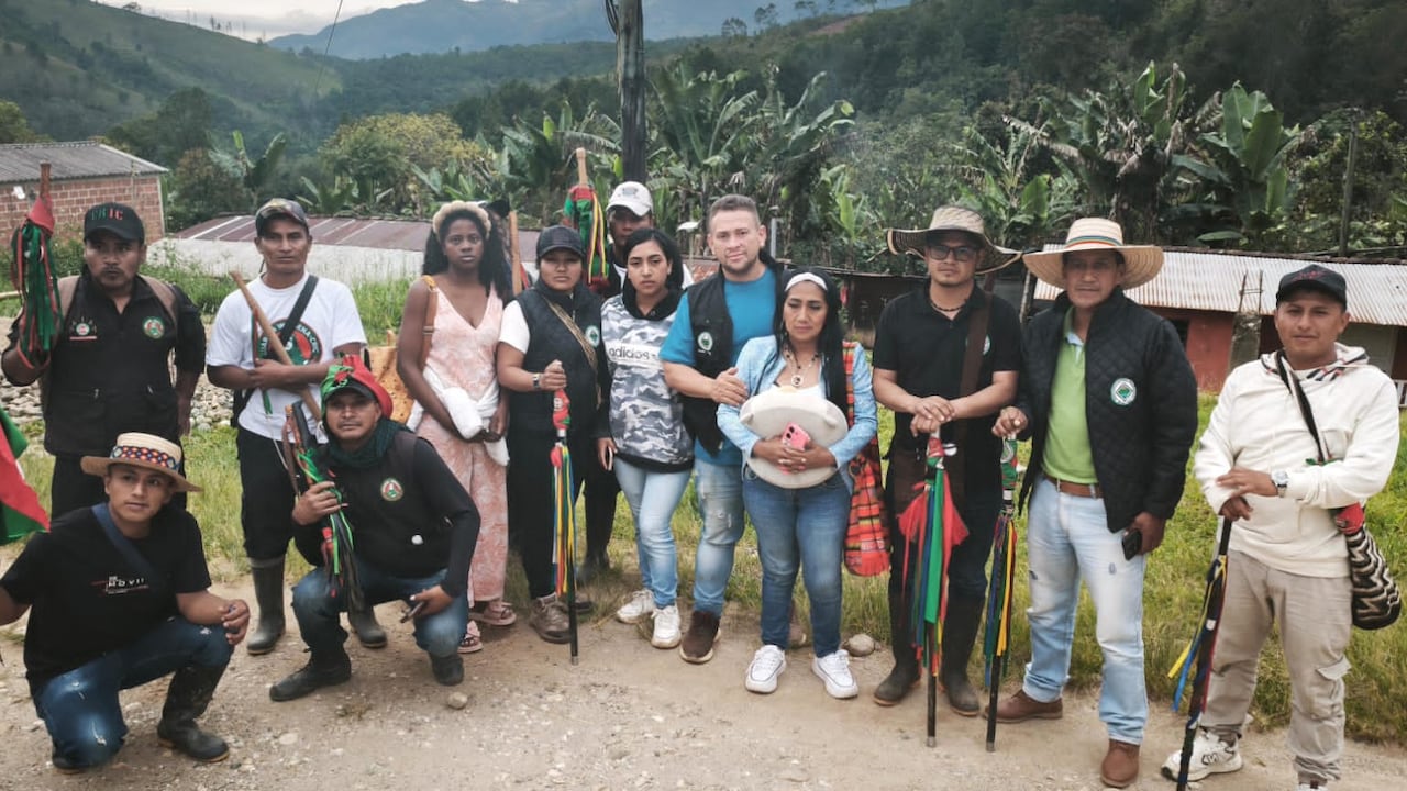 Otra vez la guardia indígena termina protegiendo a los civiles en el Cauca, como fue el rescate de la lideresa política Ana Guetio y de su equipo de trabajo.