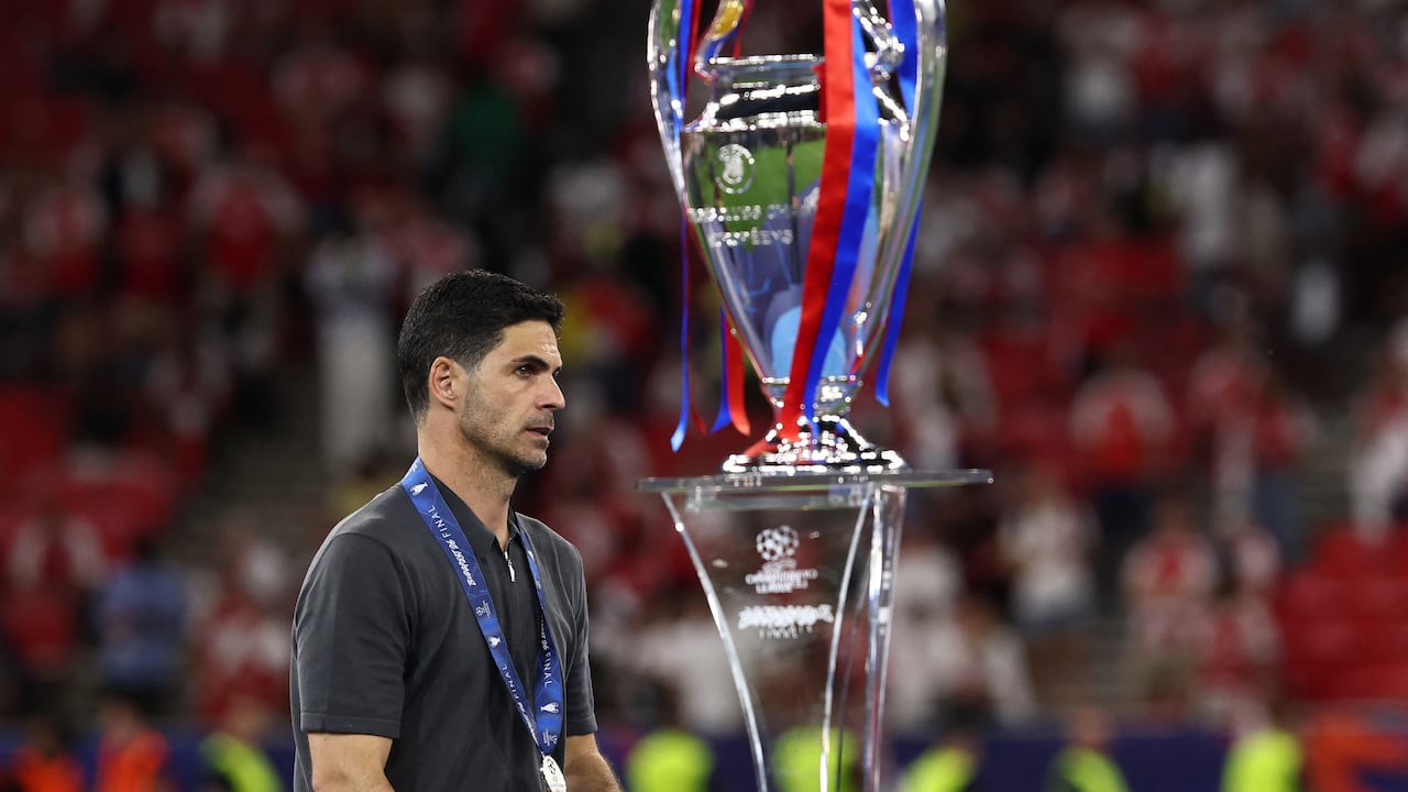 El técnico español del Arsenal, Mikel Arteta, pasa junto al trofeo tras la derrota en la final de la Liga de Campeones de la UEFA contra el Paris Saint-Germain (PSG) en el Puskás Arena de Budapest el 30 de mayo de 2026. (Foto de FRANCK FIFE / AFP)