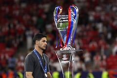 El técnico español del Arsenal, Mikel Arteta, pasa junto al trofeo tras la derrota en la final de la Liga de Campeones de la UEFA contra el Paris Saint-Germain (PSG) en el Puskás Arena de Budapest el 30 de mayo de 2026. (Foto de FRANCK FIFE / AFP)