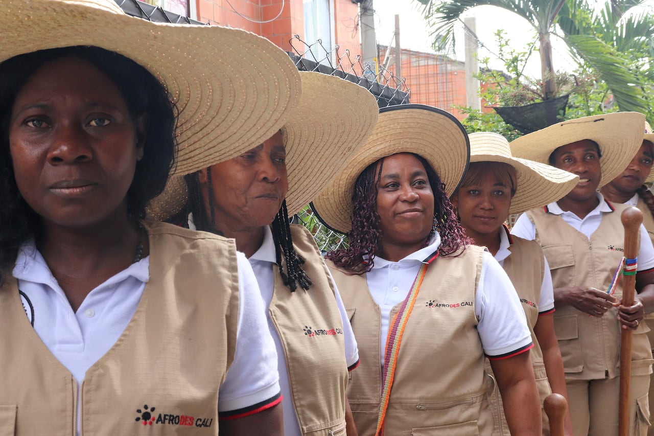 Guardia Afro urbana en el barrio Vallegrande en el oriente de Cali distrito de Aguablanca