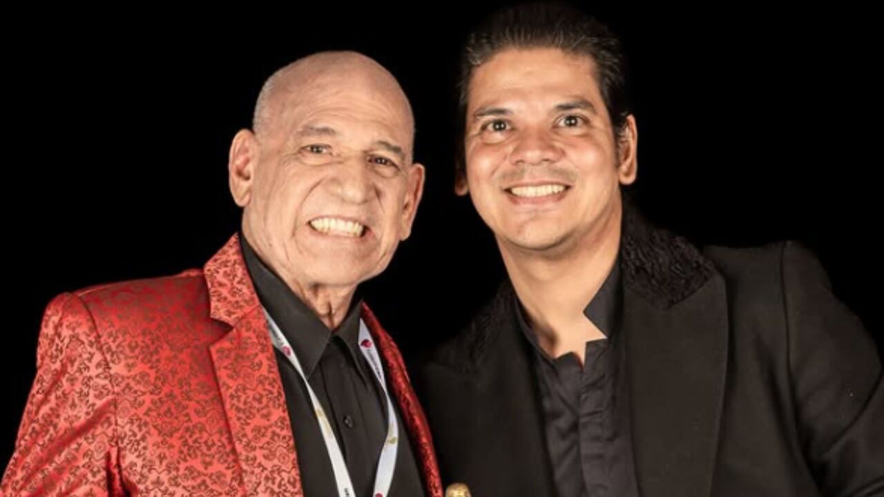 Nelson González (izq.) y su hijo Nelson David Jr (der.) en los premios Cristo Rey 2024.