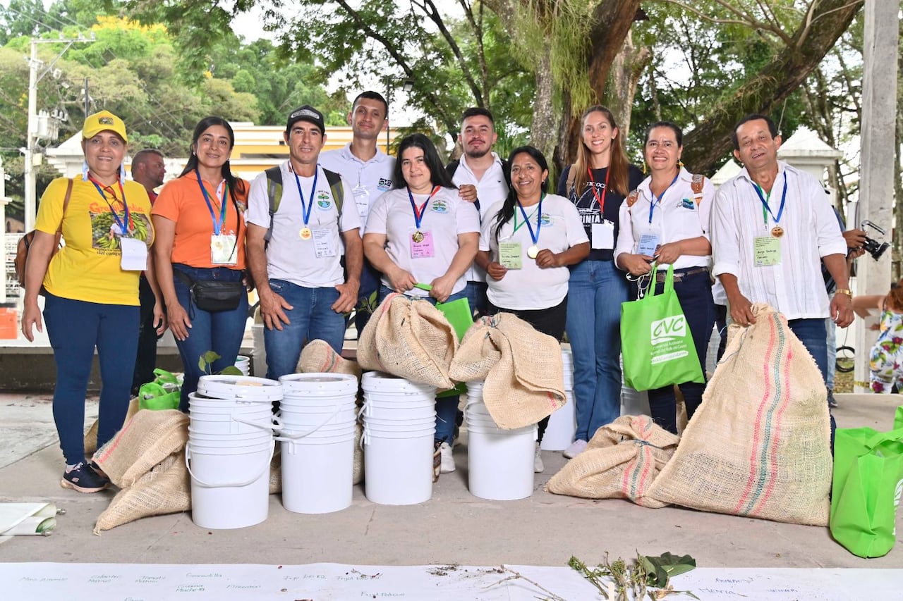 Los productores reconocidos recibieron nuevos kits con bioinsumos, herramientas y filtros de agua, como parte del programa ‘Por un Campo Más Sostenible’, que busca impulsar negocios verdes en el Valle del Cauca
