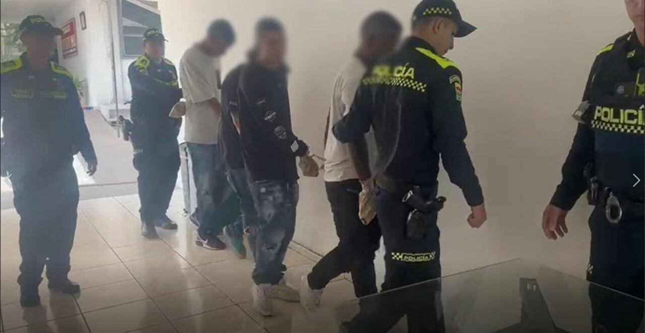 Cinco hombres, entre ellos un adolescente, fueron capturados.