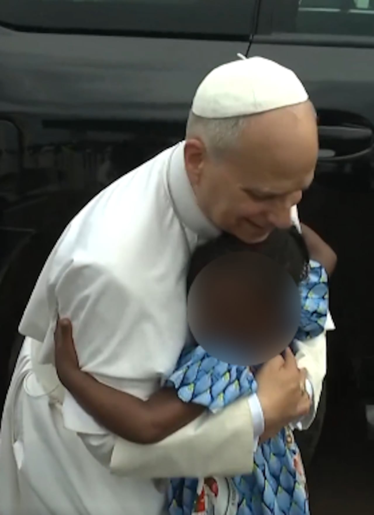 La pequeña corrió a los brazos del Papa.