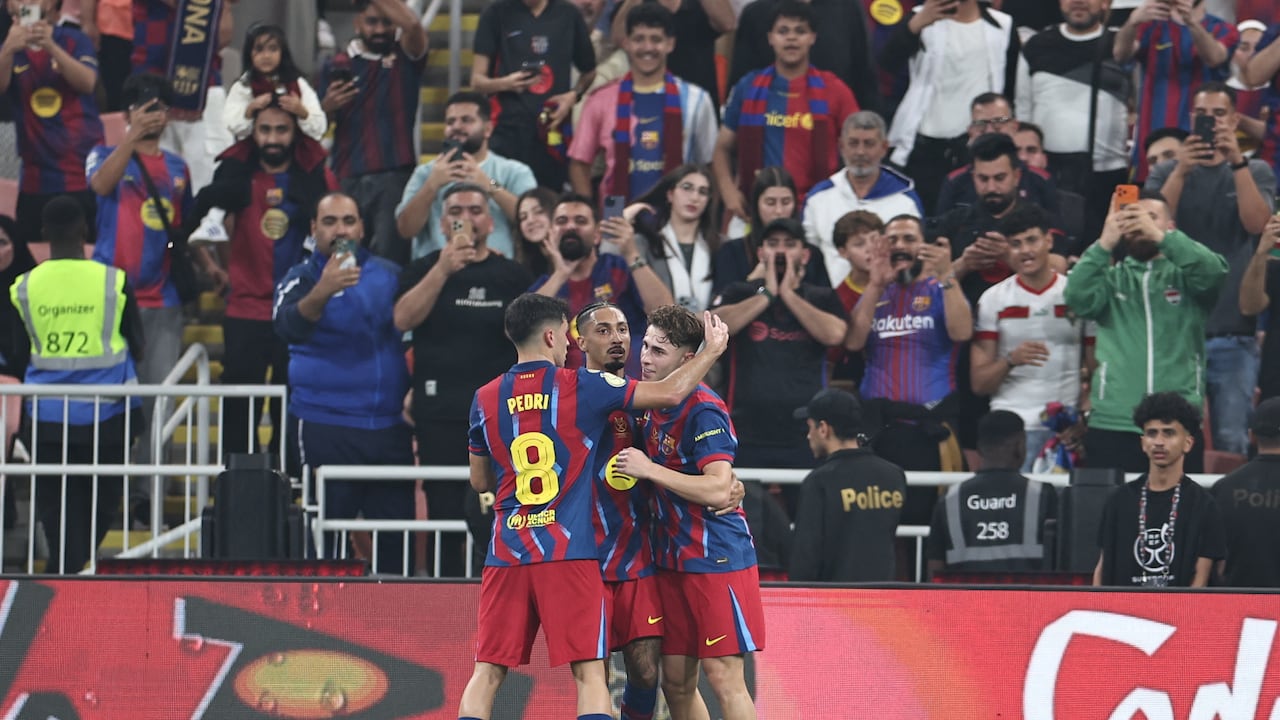 El centrocampista español #16 del Barcelona, Fermín López (der.), celebra con sus compañeros tras anotar el segundo gol de su equipo durante la semifinal de la Supercopa de España entre el FC Barcelona y el Athletic Bilbao en la Ciudad Deportiva Rey Abdullah de Yeda, el 7 de enero de 2026. (Foto de Fadel SENNA / AFP)