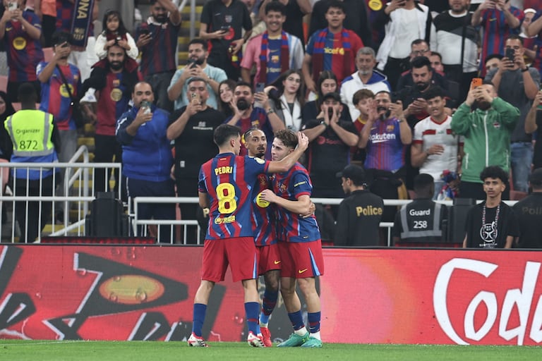 El centrocampista español #16 del Barcelona, Fermín López (der.), celebra con sus compañeros tras anotar el segundo gol de su equipo durante la semifinal de la Supercopa de España entre el FC Barcelona y el Athletic Bilbao en la Ciudad Deportiva Rey Abdullah de Yeda, el 7 de enero de 2026. (Foto de Fadel SENNA / AFP)