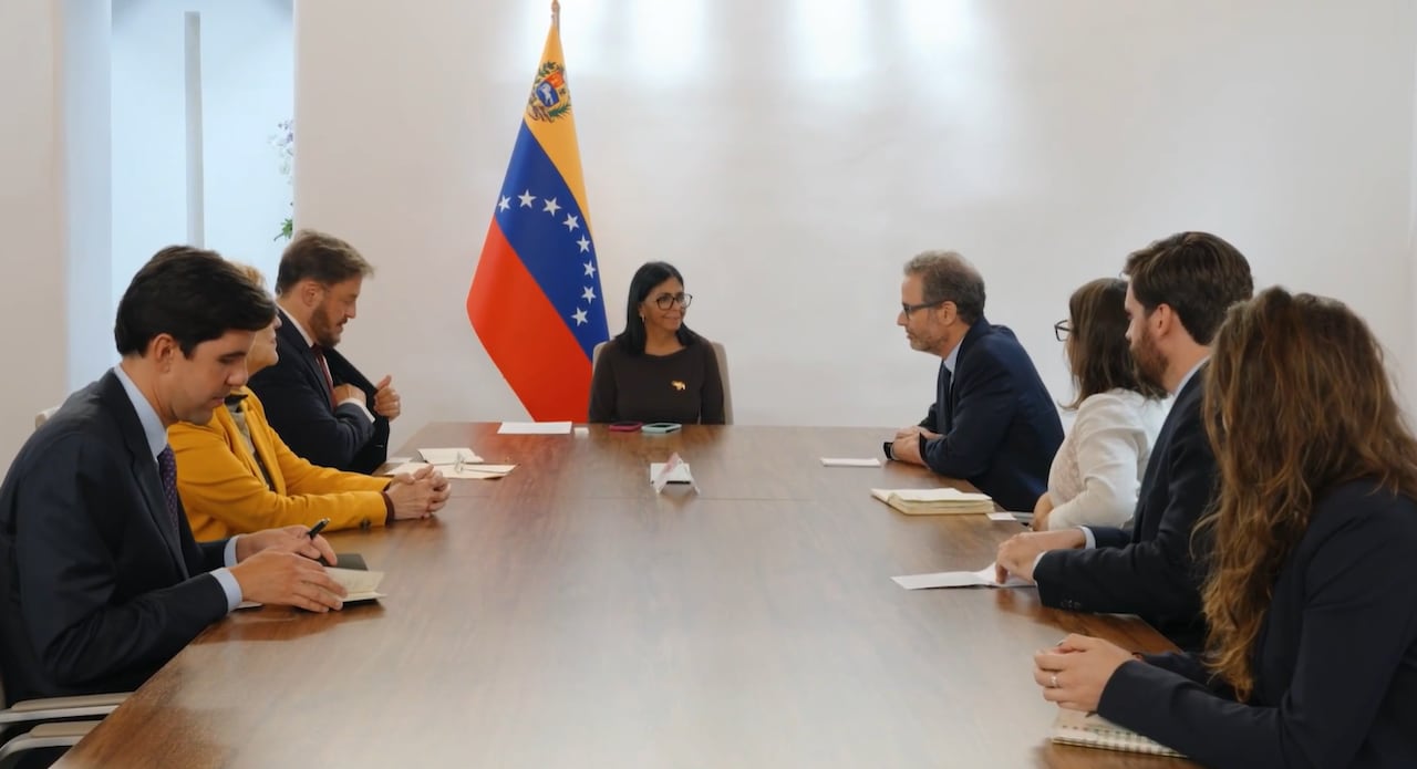 Delcy Rodríguez recibe a la delegación en Caracas
